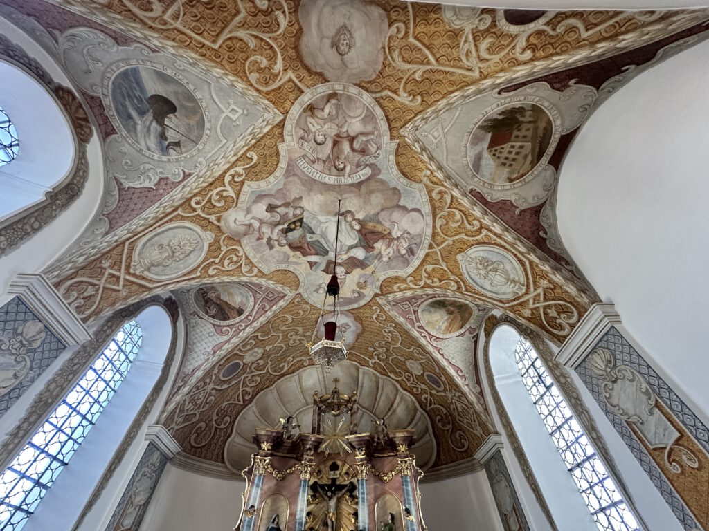 Foto der Decke über dem Altar in Alberzell